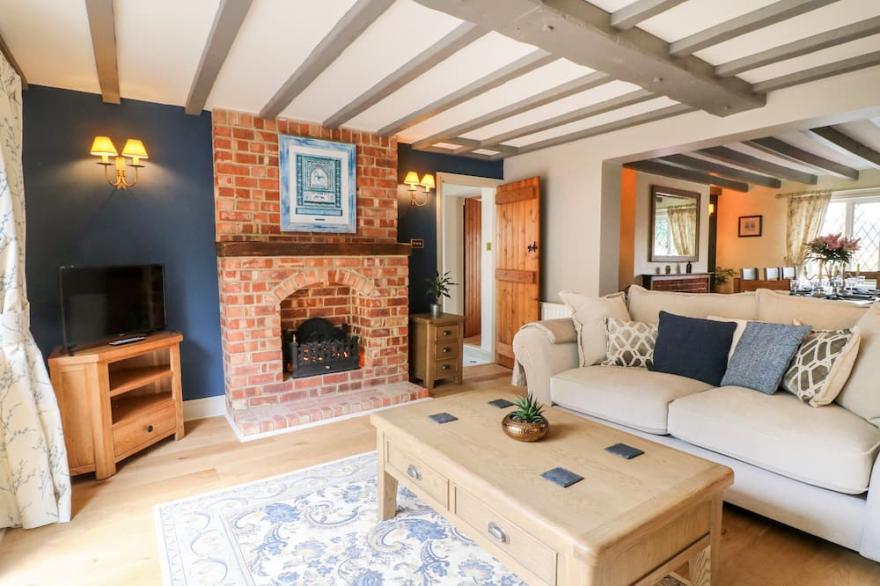 THE WHITE COTTAGE, family friendly, with hot tub in Swadlincote