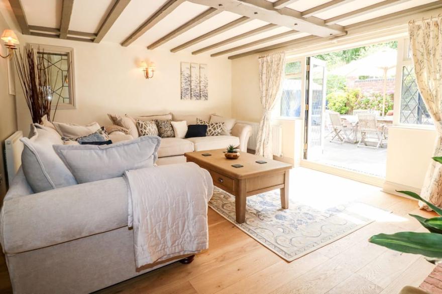 THE WHITE COTTAGE, family friendly, with hot tub in Swadlincote