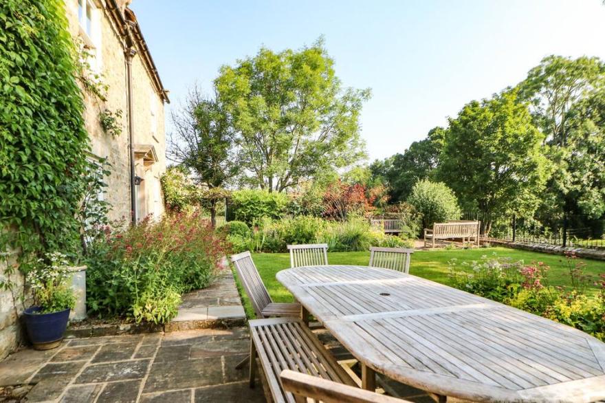 MILL FARM HOUSE, family friendly, with open fire in Ravensworth