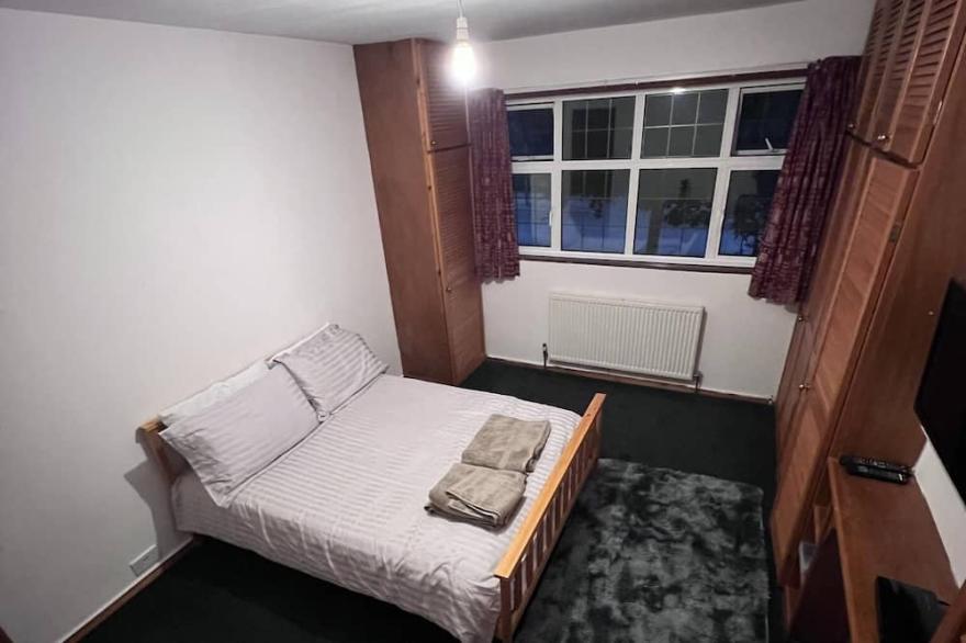 Immaculate 5-Bed House in Barnet