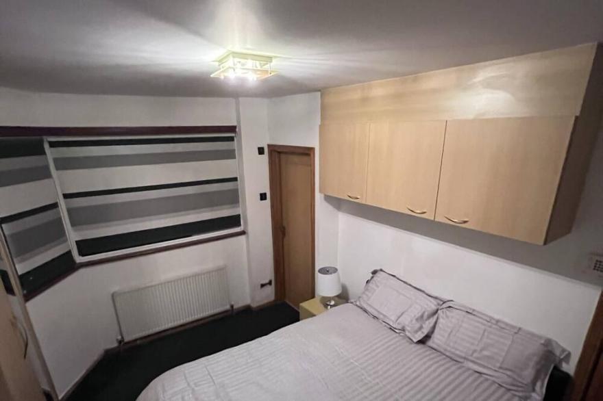 Immaculate 5-Bed House in Barnet