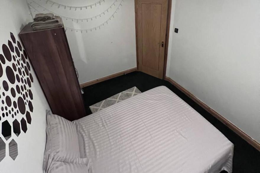 Immaculate 5-Bed House in Barnet