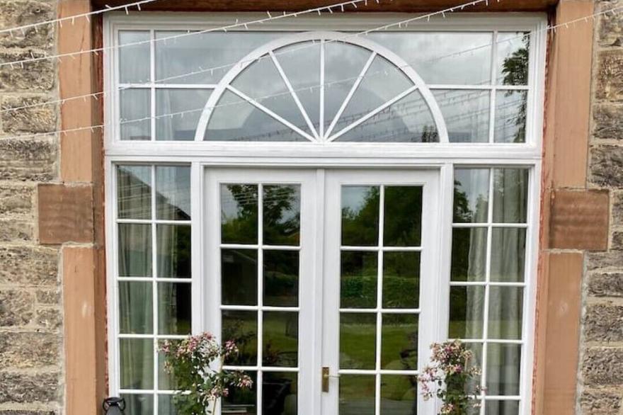 5 bed Detached, Classic & Modern House With Garden Summer Room
