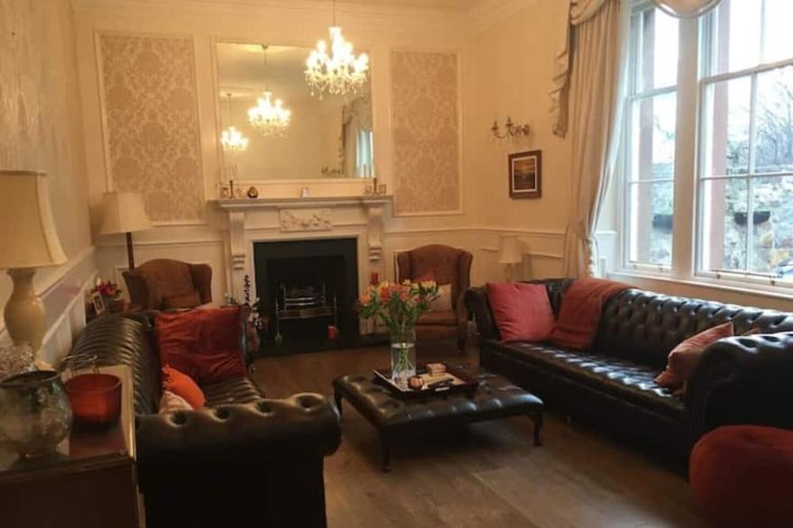5 bed Detached, Classic & Modern House With Garden Summer Room