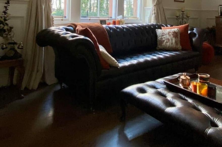 5 bed Detached, Classic & Modern House With Garden Summer Room