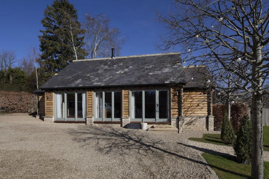 Brand new (2019) luxury one bedroom & ensuite in the heart of the Cotswolds