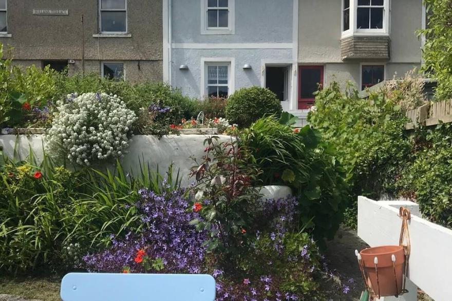 The cottage is  minutes walk to 5 beaches and the harbour