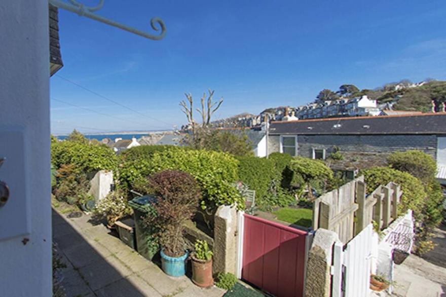 The cottage is  minutes walk to 5 beaches and the harbour