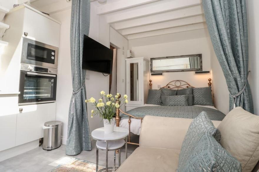 RIDGEWAY, pet friendly, character holiday cottage in Bridlington