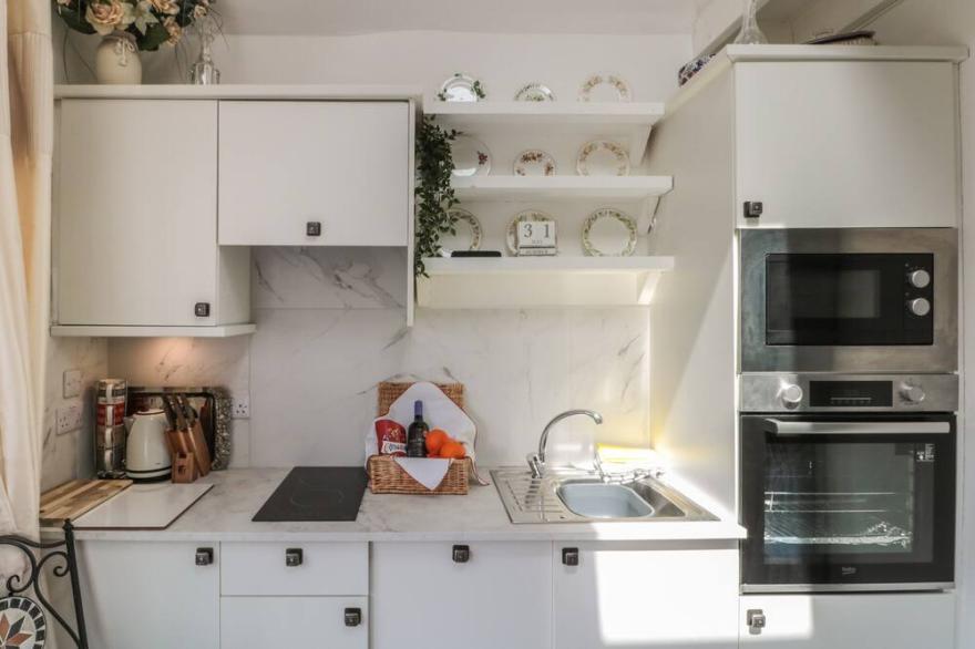 RIDGEWAY, pet friendly, character holiday cottage in Bridlington
