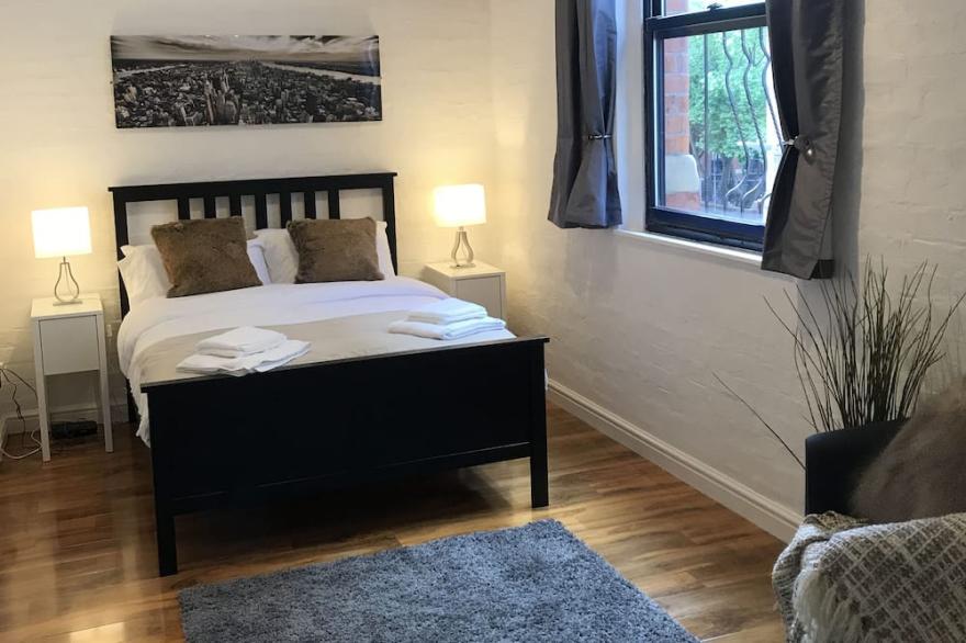 Large 1br Apt sleeps 4 in the heart of the city centre