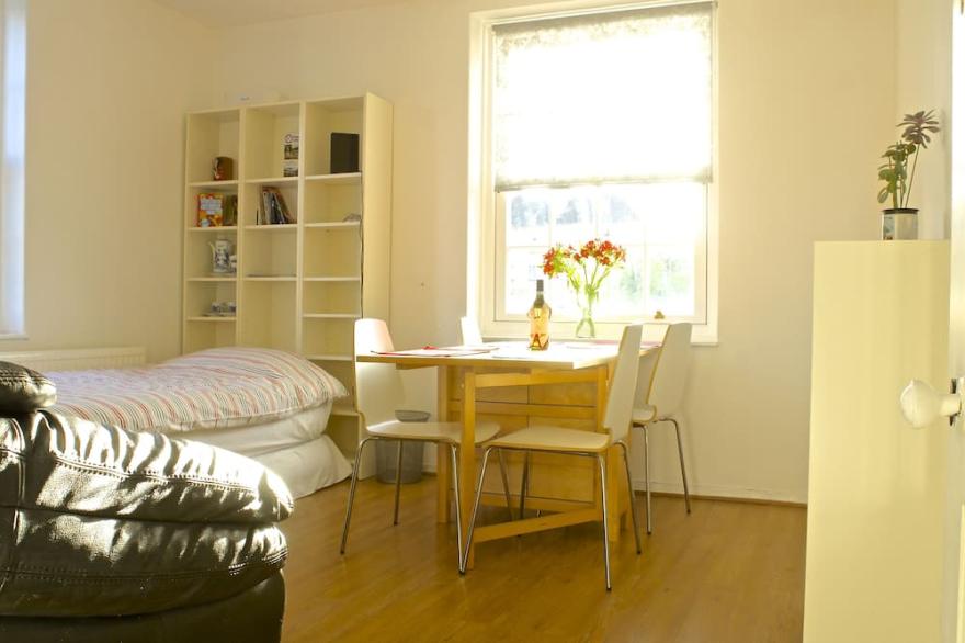 A flat with a (London Eye) view. Bright, comfortable flat in the heart of London