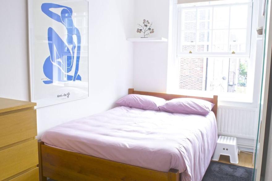 A flat with a (London Eye) view. Bright, comfortable flat in the heart of London