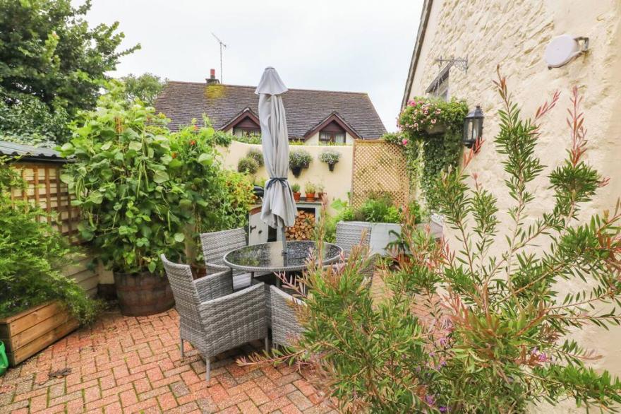 THE SHIPPEN, pet friendly, character holiday cottage in Kilkhampton