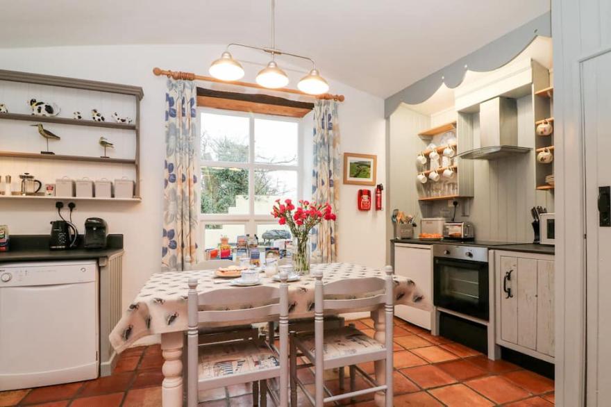 THE SHIPPEN, pet friendly, character holiday cottage in Kilkhampton