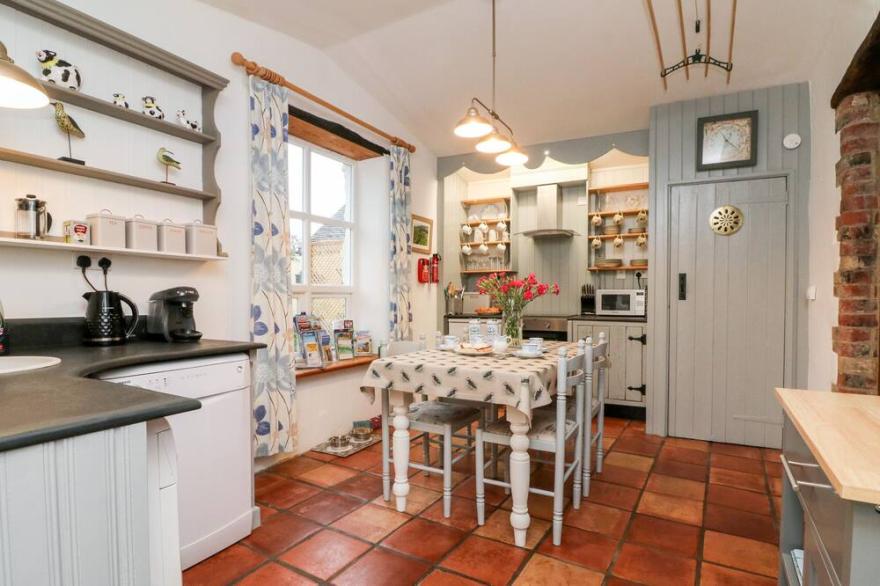 THE SHIPPEN, pet friendly, character holiday cottage in Kilkhampton