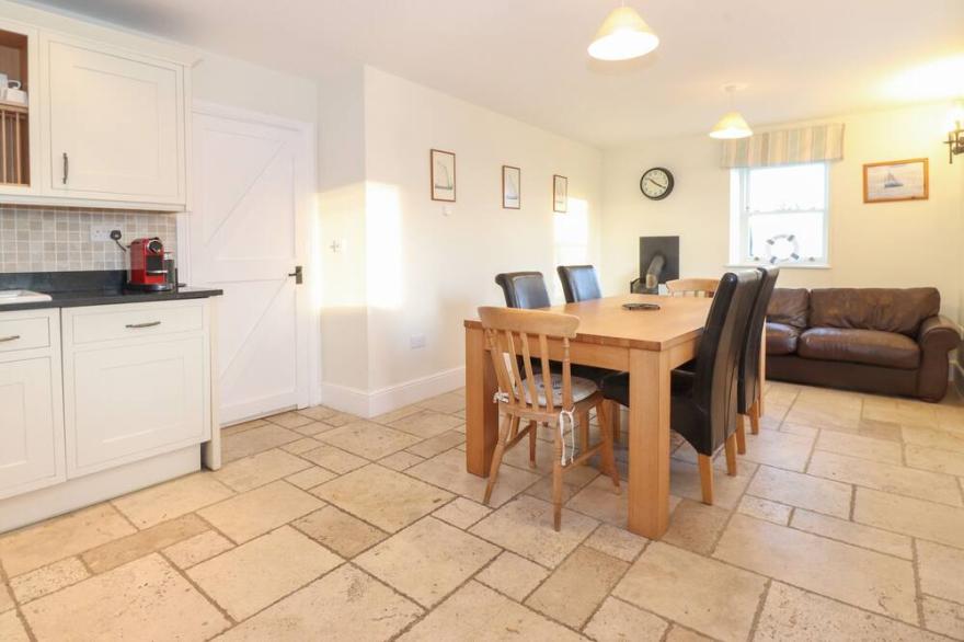 WINDY EDGE FARMHOUSE, pet friendly in Beadnell