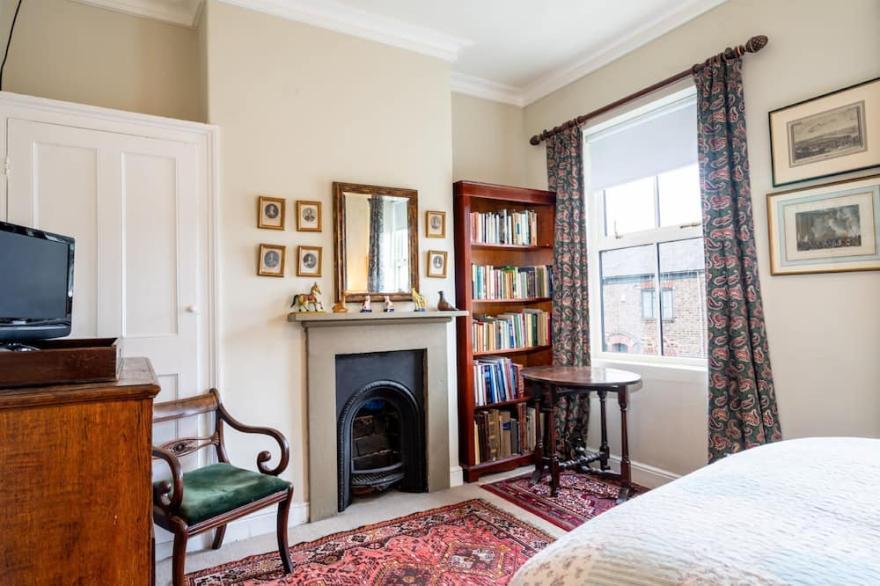 The Victorian House - inside City Walls. Children/pets welcome. Free parking!