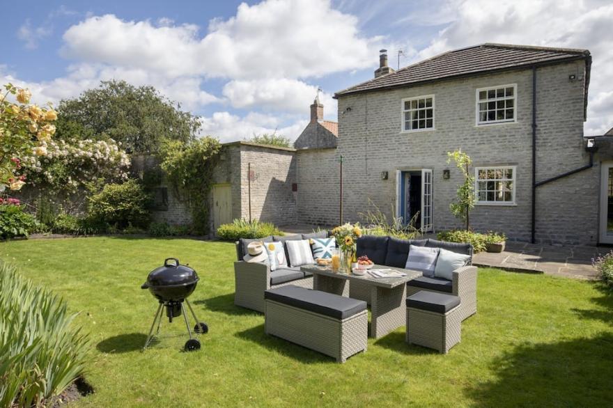The Carriage House - sleeps 4 guests  in 2 bedrooms