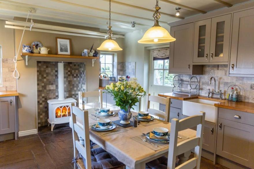 Chequers - sleeps 4 guests  in 2 bedrooms
