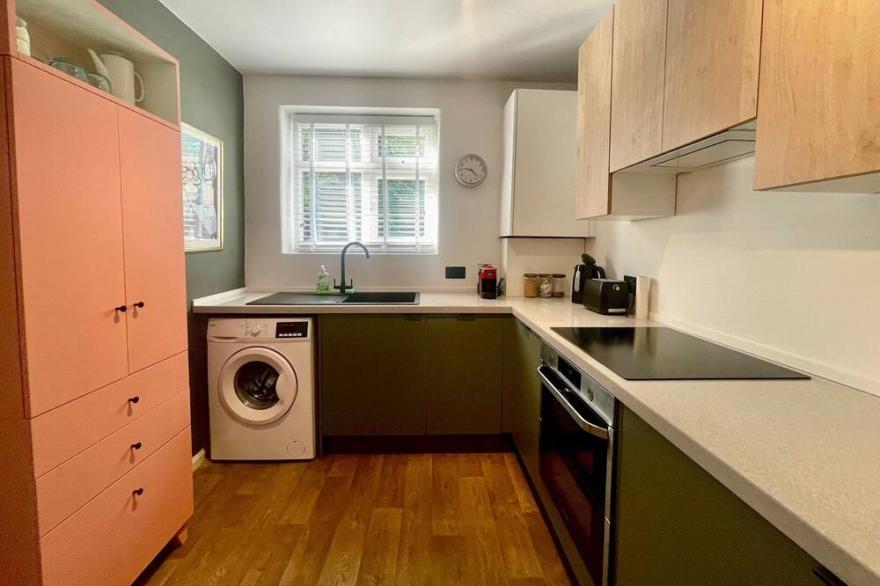 Pass the Keys | Lovely 2 bedroom flat in Sale sleeps 6