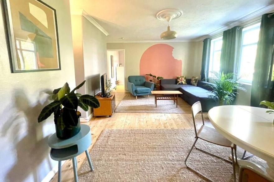 Pass the Keys | Lovely 2 bedroom flat in Sale sleeps 6