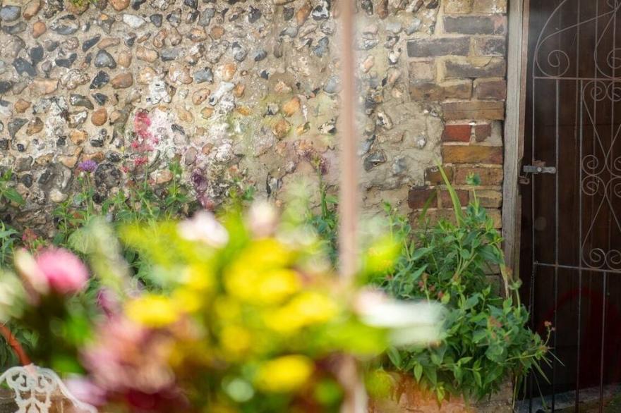 Cute two bedroom terrace with beautiful garden