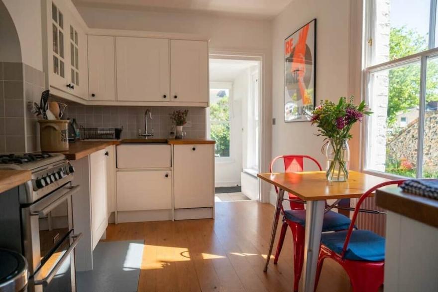 Cute two bedroom terrace with beautiful garden