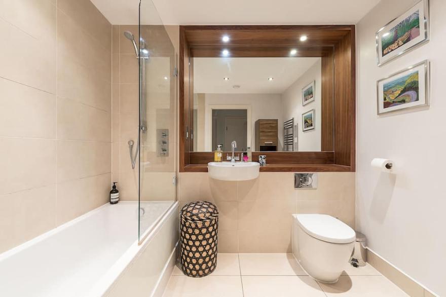 **SPECIAL SEPTEMBER OFFER** Luxury East London Apartment