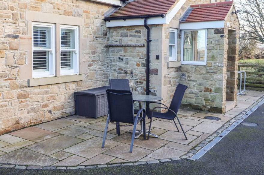 WINDY EDGE COTTAGE, pet friendly in Bamburgh