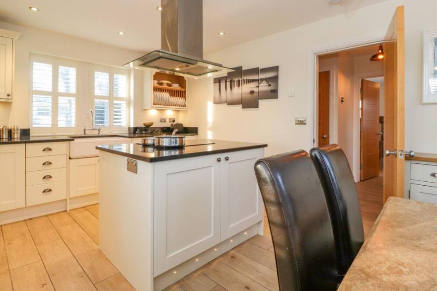 WINDY EDGE COTTAGE, pet friendly in Bamburgh