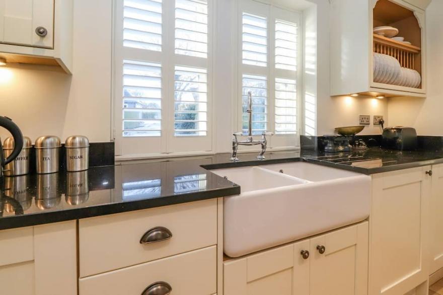 WINDY EDGE COTTAGE, pet friendly in Bamburgh