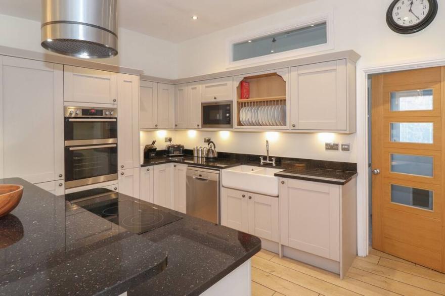 ROCK COTTAGE, pet friendly, luxury holiday cottage in Bamburgh