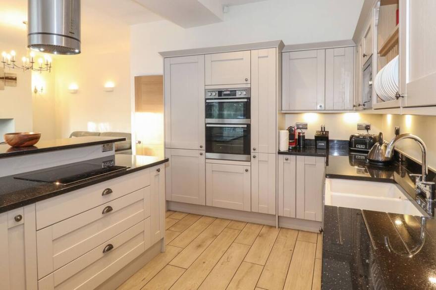 ROCK COTTAGE, pet friendly, luxury holiday cottage in Bamburgh