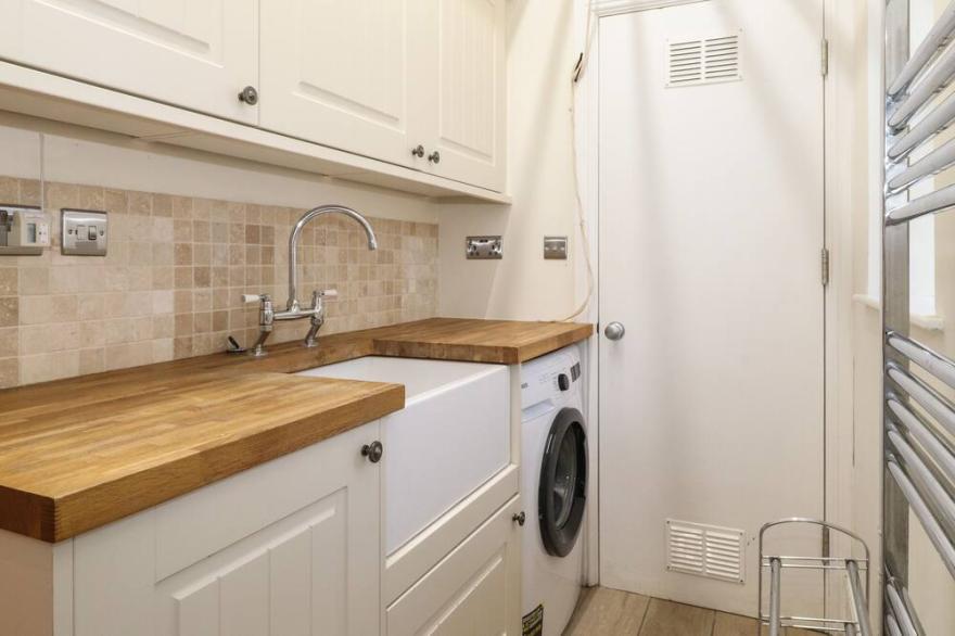 ROCK COTTAGE, pet friendly, luxury holiday cottage in Bamburgh