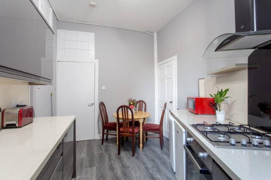 Stunning 2-Bed Apartment in Central Edinburgh