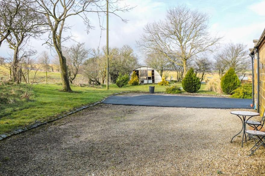 STABLE COTTAGE, pet friendly, with a garden in Fylingdales