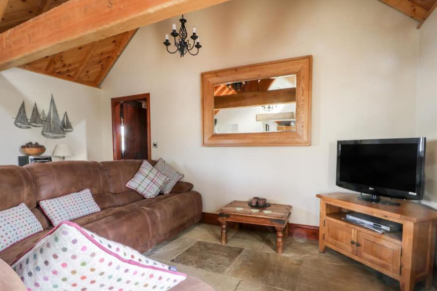 STABLE COTTAGE, pet friendly, with a garden in Fylingdales