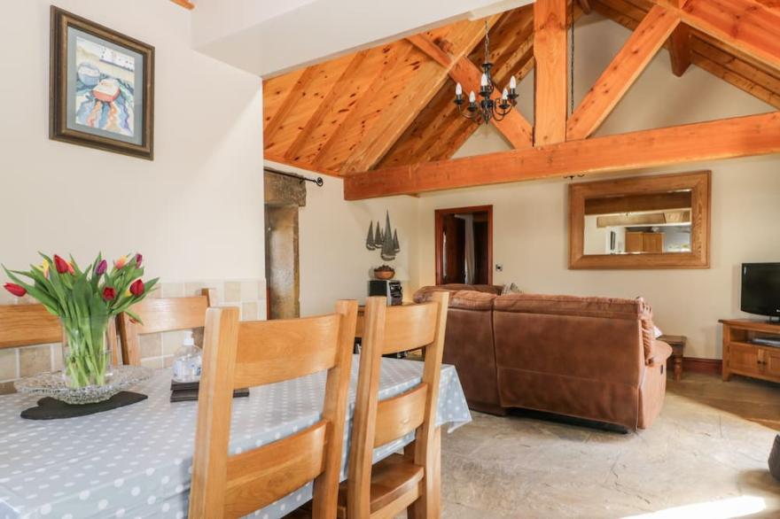 STABLE COTTAGE, pet friendly, with a garden in Fylingdales