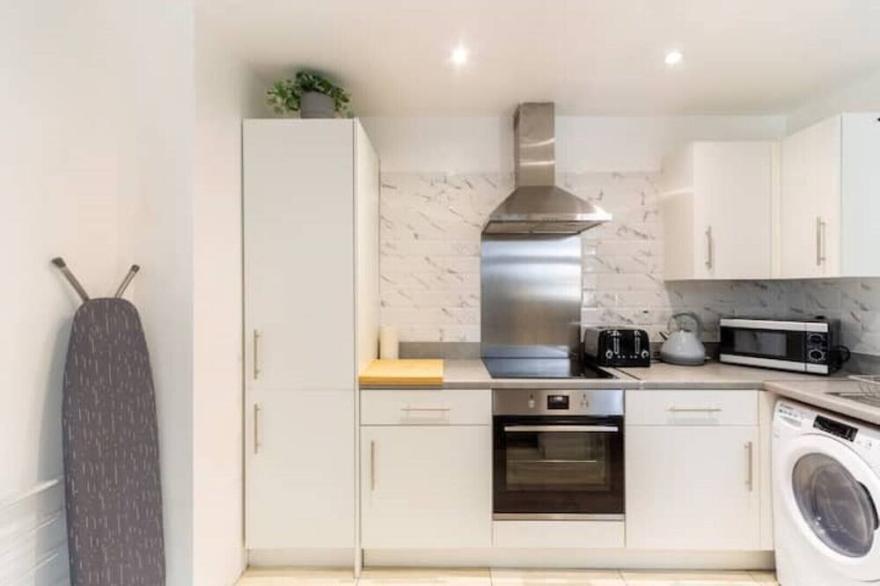 Superb 3 Bed Sleeps 7 Families/Contractors NEC