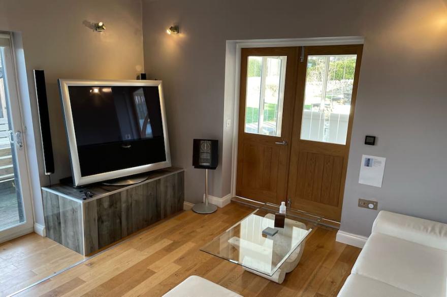 5* Barn Conversion c/w hot tub, sauna, games room, 1/4 acre enclosed garden