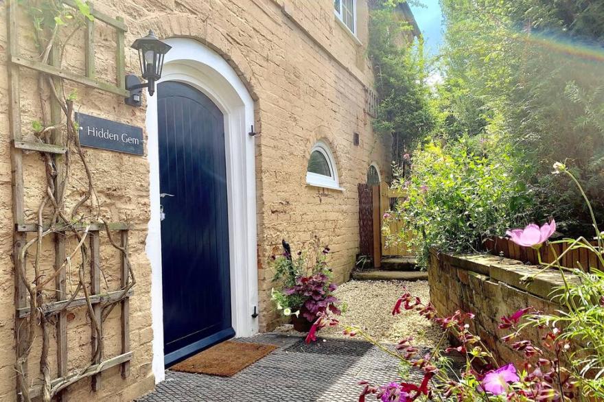 The Hidden Gem: A cosy, modern apartment close to East Midlands Airport