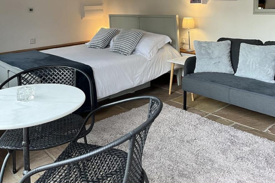 Stone-built, modernised, well-equipped courtyard studio in village location