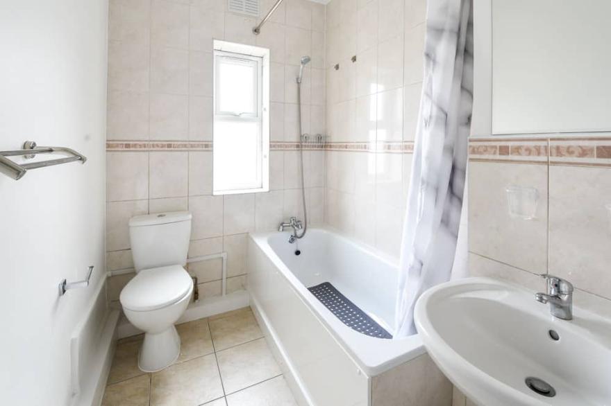 Clean, Fresh, and Spacious 2 bed