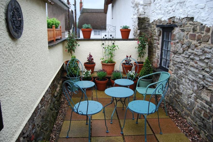 Delightful Chocolate Box Thatched Cottage in the Heart of North Devon