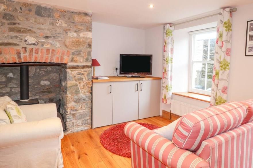 CARNORFA, pet friendly, with a garden in Newport, Pembrokeshire