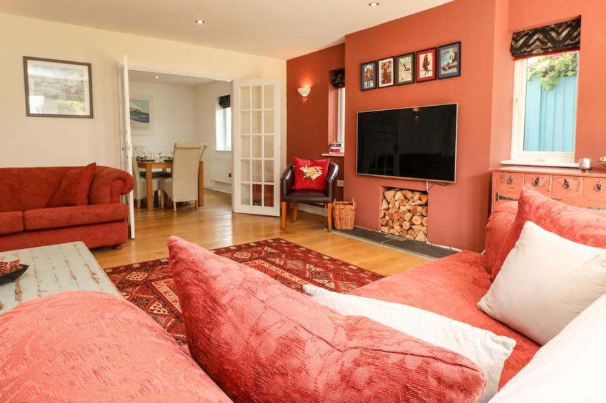 TREVOSE HOUSE, pet friendly, character holiday cottage in Crantock