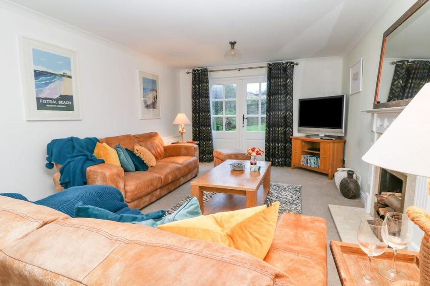 FISTRAL BAY COTTAGE, pet friendly, with a garden in Newquay