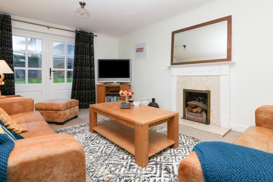 FISTRAL BAY COTTAGE, pet friendly, with a garden in Newquay