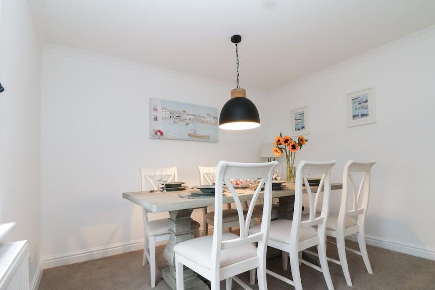 FISTRAL BAY COTTAGE, pet friendly, with a garden in Newquay